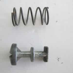 Vis et ressort de fixation de capot