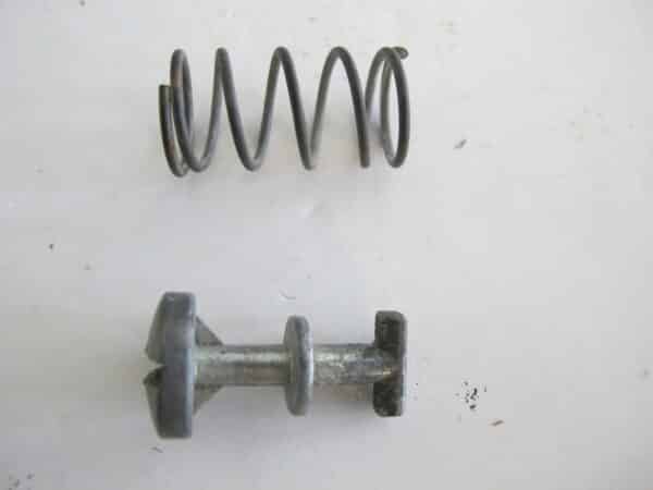 Vis et ressort de fixation de capot